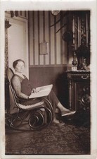 ANCIENNE PHOTOGRAPHIE FEMME PREND LA POSE DANS SON ROCKING CHAIR