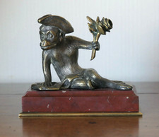 Singe en bronze, base en