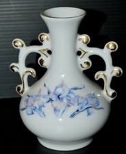  JOLI PETIT VASE PORCELAINE LIMOGES GUYS IRIS BLEU/BLANC avec REHAUTS EMAIL DECO
