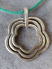 Pendentif fleur en métal