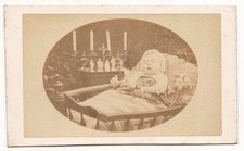 Post mortem Bébé dans un