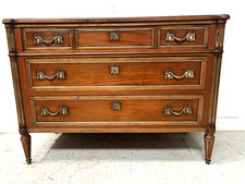 Commode de style Lois XVI en acajou Dessus de marbre gris veiné XIX siècle