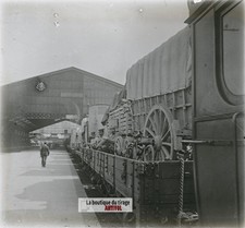 Train militaire, gare, guerre
