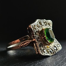 Bague chaton imposant supportant une pierre verte à facettes nombreux cristaux