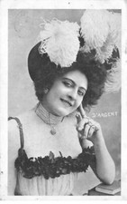 SPECTACLE AF#DC573 FEMME POSANT CHAPEAU A PLUME ET BIJOUX COLLIERS