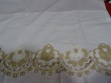 lot  tissus anciens pour étagéres armoire ,cuisine     bord de cheminée blancs 