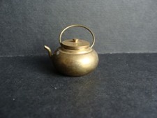 Théière miniature en laiton