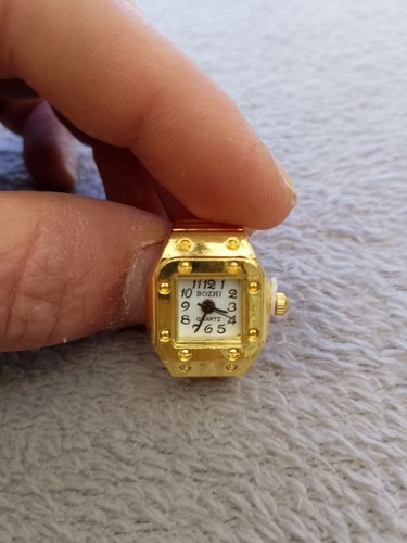 Montre bague dorée - style, luxe