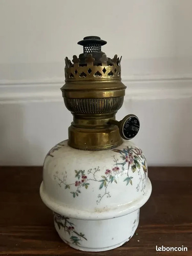 Ancienne lampe pétrole - à,