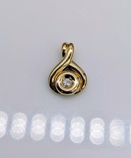 Pendentif or centré d'un diamant d'environ 0,04ct Or 750 Millième (18 CT) 1,19g