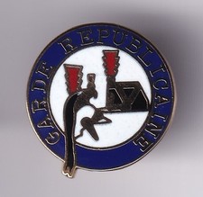 RARE PINS PIN'S .. GENDARMERIE NATIONALE GARDE REPUBLICAINE CASQUE KEPI OR ~GA