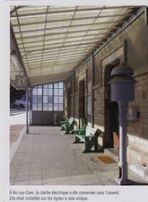 2008  --  CANTAL   VIC SUR CERE   LA CLOCHE ELECTRIQUE EN GARE  3C895