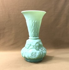 ancien vase SAINT LOUIS en opaline verte modèle FEUILLES ET GUIRLANDES 25,5 cm