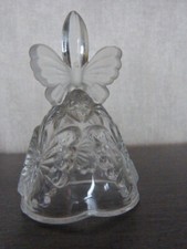 belle petite cloche , clochette de table en verre a décors de papillons  (sl01)