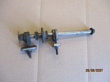 Axe de roue arrière pour