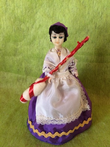 Petite poupée folklorique - petite,