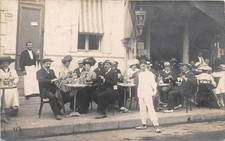 CPA 17 ROYAN CARTE PHOTO DEVANTURE DE CAFE AVEC BELLE ANIMATION (photographe de