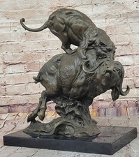 Sculpture Figure De Lionne En Bronze Milo, Chasse, Animaux Sauvages Dynamiques