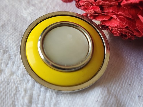 Gros bouton ancien - , en