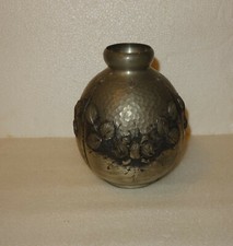JOLI VASE ART DECO EN ETAIN MARTELE A LA ROSE SIGNE L ROZAY