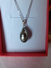 Pendentif perle de Tahiti 8.4/15mm jolis reflets sur bélière argent rhodié 925