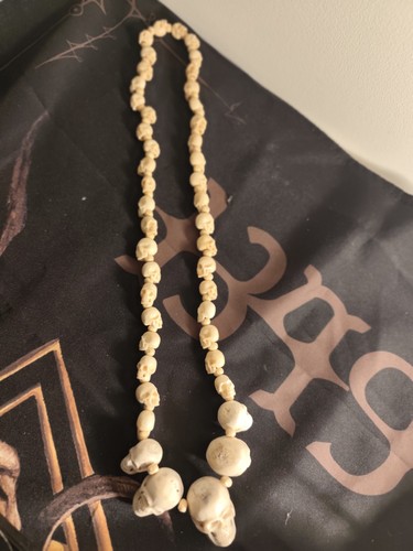 Collier crânes sculptés - 45,