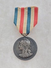 Une médaille Ministère de l’intérieur  " Honneur / Travail / Dévouement ".