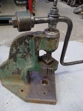 presse d'établi à vis à col de cygne type balancier