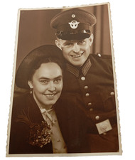 R7/05/25 (REF28378) : Photo carte postale couple dont soldat guerre 39/45