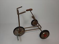 Ancien jouet " tricycle " en métal pour poupée