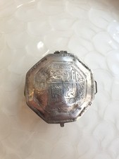 Amulette en argent repoussé |