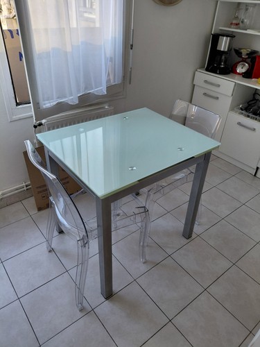 Table verre chaises - en,