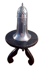 GRANDE SAUPOUDREUSE D'HOTEL EN METAL ARGENTE ANGLAISE XXème siècle