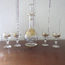 4 verres + 1 carafe a liqueur en cristal de baccarat ? décor de rose doré a l or