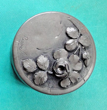 Boite à pilules  signée