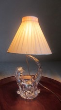 Une lampe de chevet en cristal