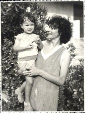 snapshot photo fille dans les bras d'une femme mode bague sandale lunettes