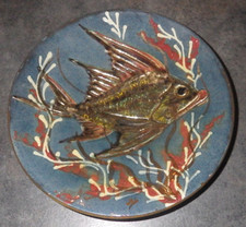 Assiette décorative céramique signée SALAMO LA BISBAL – décor poisson en relief