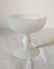Coupe sur pied / Calice en opaline blanc  années 60 Vintage