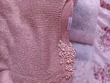 pull rose pale, encolure