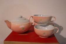 Jolie théière et tasse en