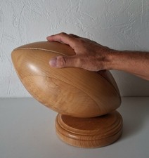 SCULPTURE BALLON DE RUGBY BOIS MASSIF TAILLE REELLE