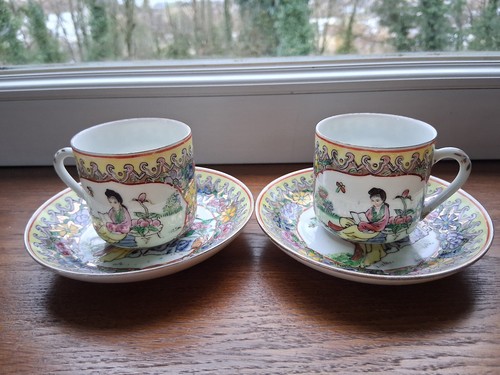 Anciennes tasses sous - tasses,