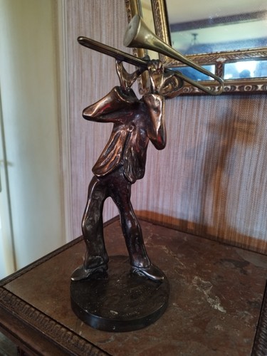 Statuette signée yves - signée, lohe