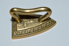 -JOLI PETIT FER PLAQUE en BRONZE XX JOUET ANCIEN POUPEE  COLLECTION VITRINE déco