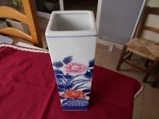 Très joli vase étroit, haut et carré, en porcelaine, décor de fleurs, signé.