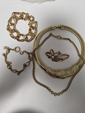 Lot De Bijoux Anciens 2 Collier 2 Bracelet Et Une Broche Plaquée Or 