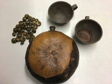 Lot de boutons,deux car,une gourde.