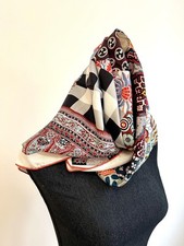 Hermès foulard / carré 90 L'art Du Sarasa en soie fond couleur blanc