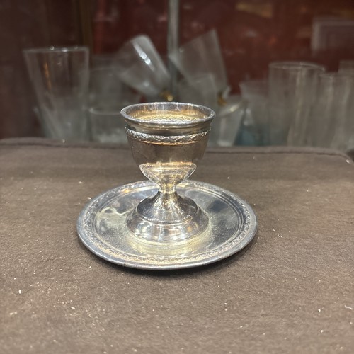Ancien coquetier sur coupelle